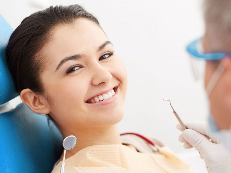 Junges Mädchen beim Zahnarzt