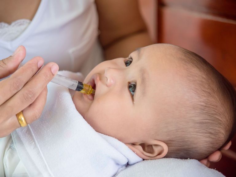 Baby bekommt die Rotaviren-Schluckimpfung