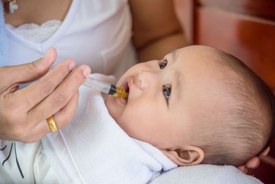 Baby bekommt die Rotaviren-Schluckimpfung