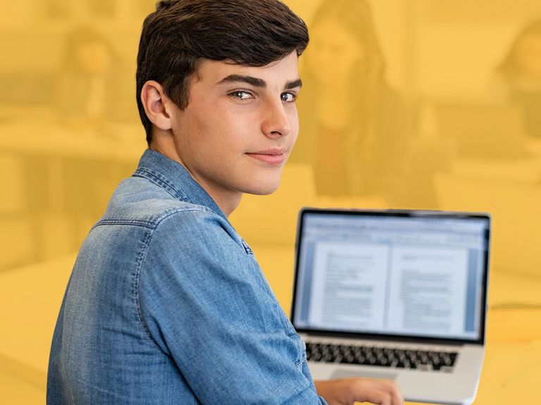 Schüler vor einem Laptop, auf dem Chat-GPT zu sehen ist