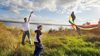 Vater und Sohn beim herbstlichen Drachenfliegen