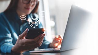 ChatBots & Co. Frau mit Smartphone und Laptop nutzt eine KI