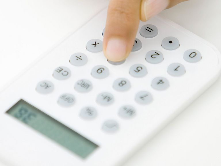 auf Taschenrechner werden Zahlen eingetippt