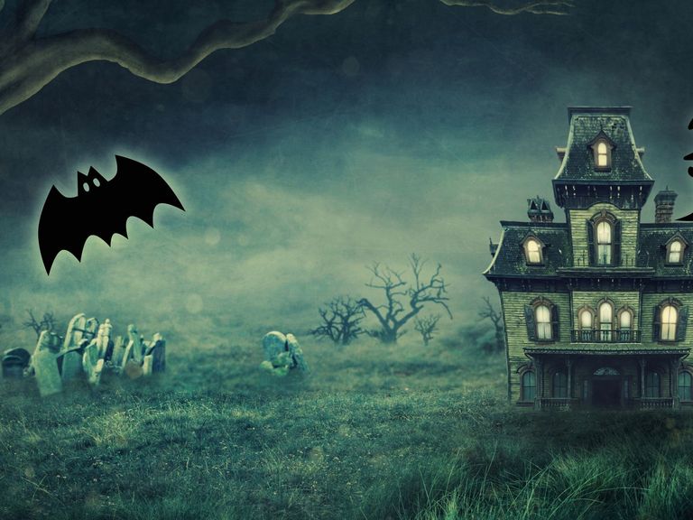 Gruseliges Haus im Dunkeln in gruseliger Umgebung