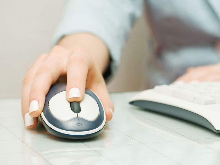 Frau arbeitet mit einer Computermouse