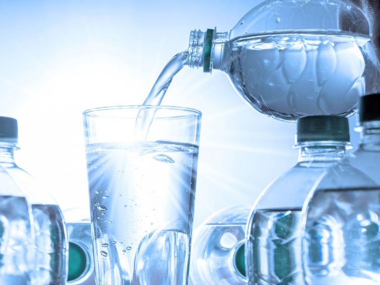 Aus eine Flasche wird Wasser ausgegossen