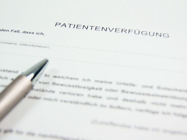 Kugelschreiber und Formular zur Patientenverfügung