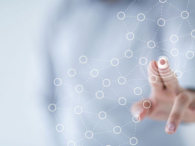 Mann bedient futuristisches Display