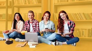 Jugendliche mit Schreibmaterialien vor einem Bücherregal