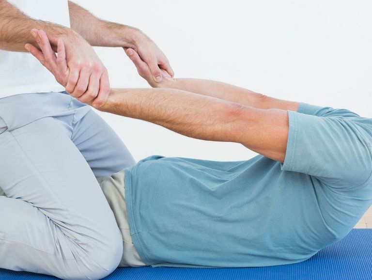 Mann erhält eine Patientenschulung für die eigene Rückengesundheitt