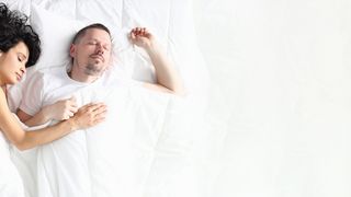 Leichter Einschlafen Pärchen liegt schlafend in weißer Bettwäsche