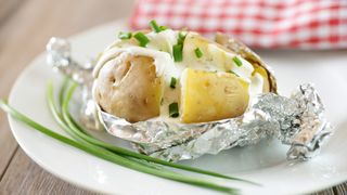 Wie gefährlich ist Aluminium Folienkartoffel auf einem Teller