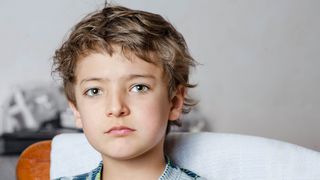 Logopädie Schüchterner Junge schaut in die Kamera