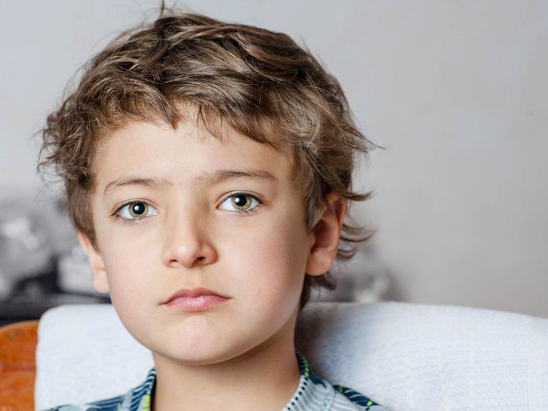 Schüchterner Junge schaut in die Kamera