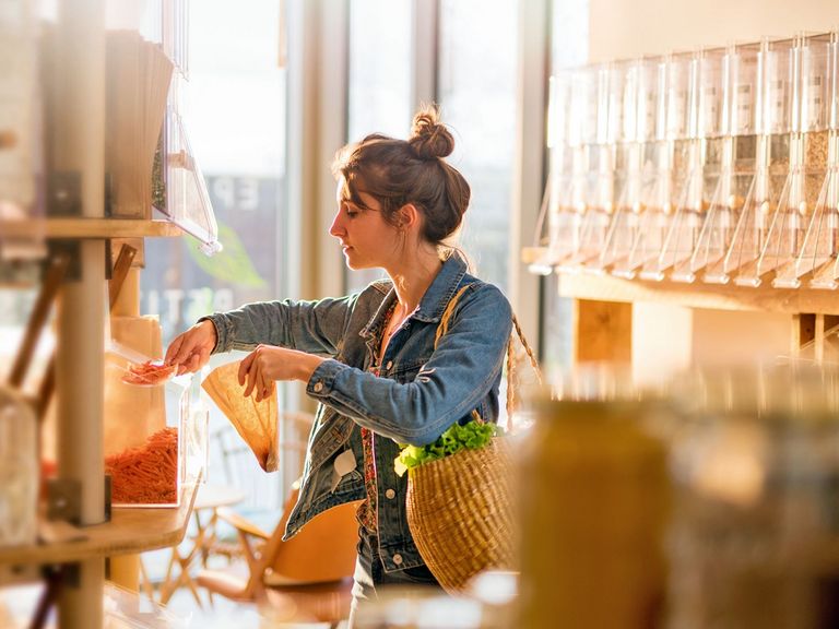 Junge Frau kauf in einem Unverpackt-Laden ein