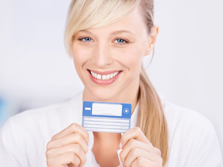 Frau hält Ihre Europäische Gesundheitskarte