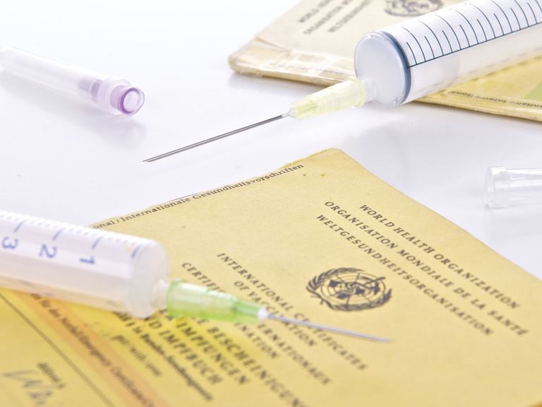 Impfspritze auf einem Impfausweis