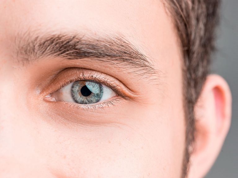 Nahaufnahme eines männlichen Gesichtsausschnitt mit Fokus auf eines der Augen