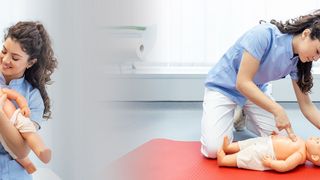 Erste Hilfe am Kind & Säugling Krankenschwester zeigt beispielhaft zwei Erste-Hilfe-Maßnahmen am Säugling