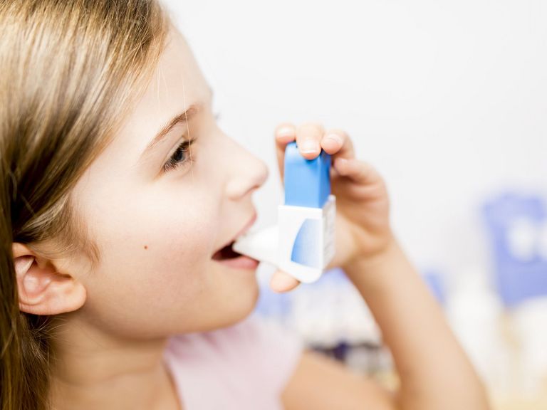 Mädchen nutzt Asthmaspray