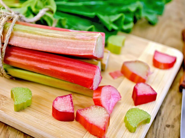 angeschnittener Rhabarber auf einem Holzbrett