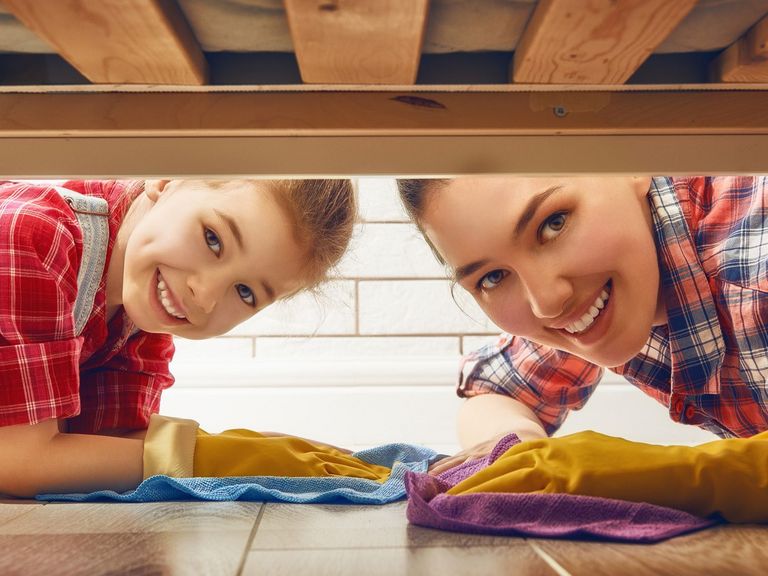 Mutter und Tochter machen Frühjahrsputz - auch unter den Betten