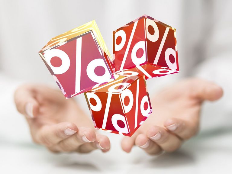 drei schwebende Würfel mit einem Prozentzeichen auf jeder Seite