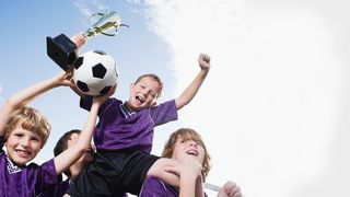 Kindersportmannschaft jubelt üder Turniergewinn