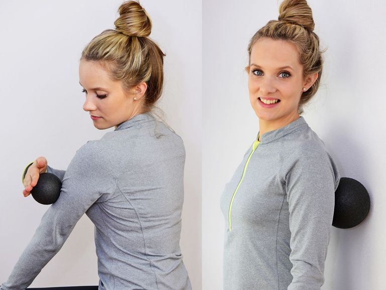 Junge Frau führt Übungen des Faszientrainings durch