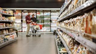 Richtig Einkaufen Supermarktregale und Kunden im Hintergrund