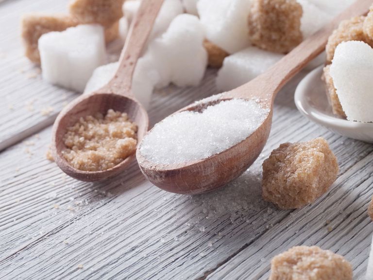 brauner und weißer Zucker, lose und als Würfelzucker