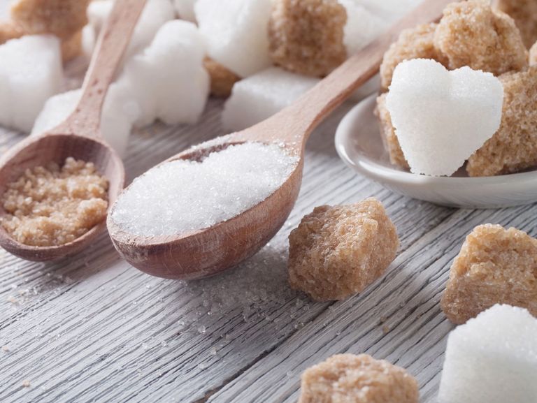 brauner und weißer Zucker, lose und als Würfelzucker