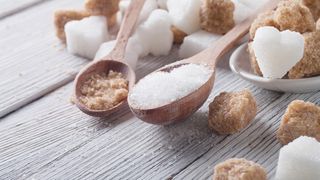 Zucker & Co. brauner und weißer Zucker, lose und als Würfelzucker