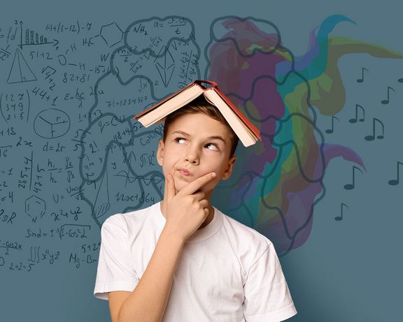 Soft Skills beim Lernen Junge mit offenem Buch auf dem Kopf und nachdenklicher Pose