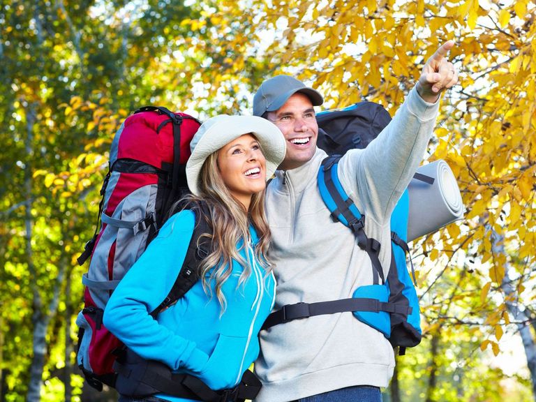 Paar mit Rucksäcken auf Wandertour
