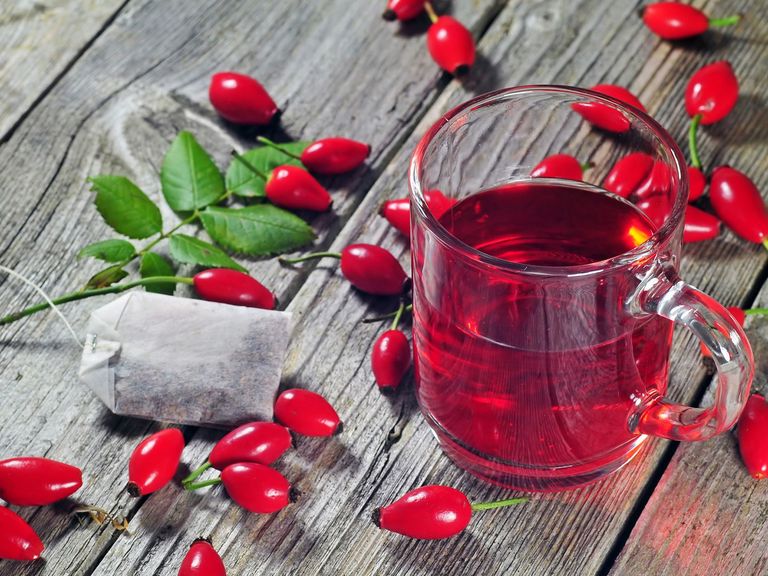 Hagebutten und Hagebuttentee auf einem Tisch