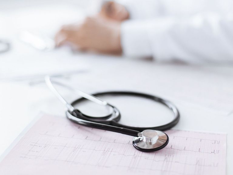 Stetoskop auf dem Tisch eines Arztes
