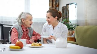 Pflegesachleistungen Pflegende betreut eine Rentnerin bei einer Mahlzeit