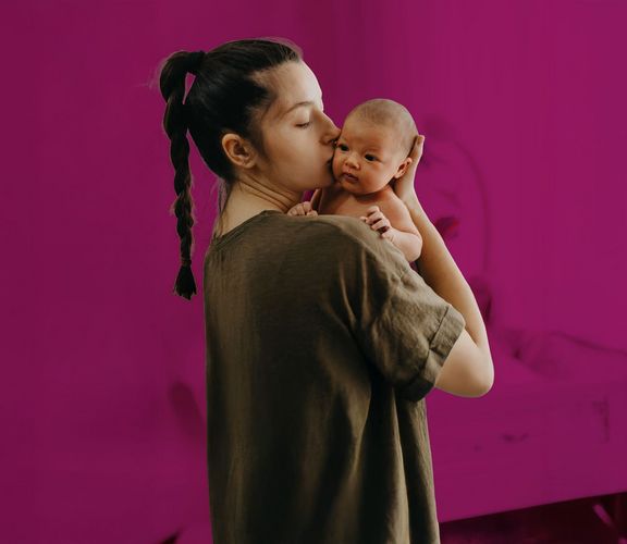 Mutter mit einem Neugeborenen auf dem Arm