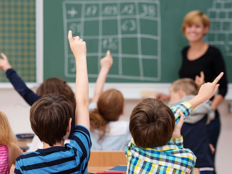 Kinder melden sich im Schulunterricht