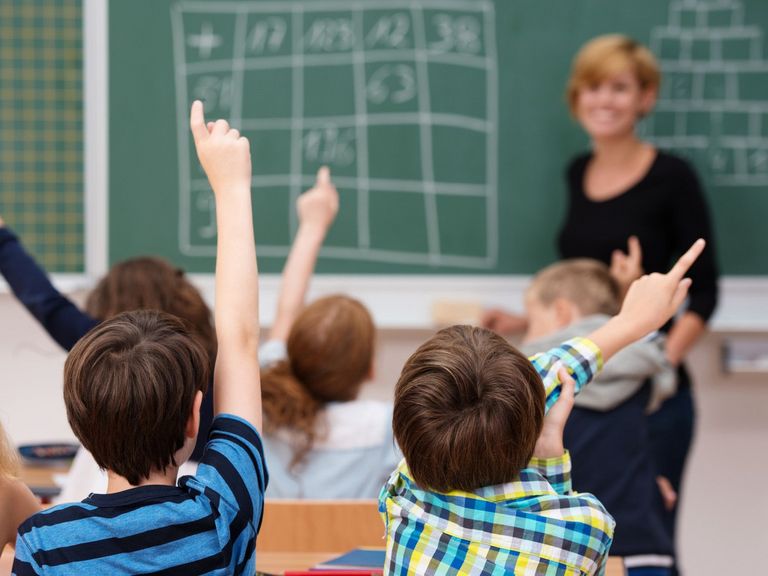 Kinder melden sich im Schulunterricht