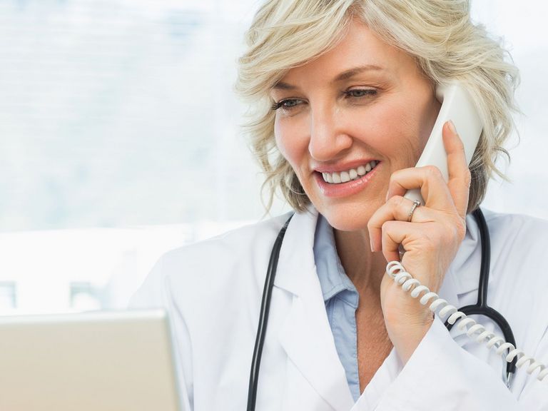 Ärztin berät am Telefon