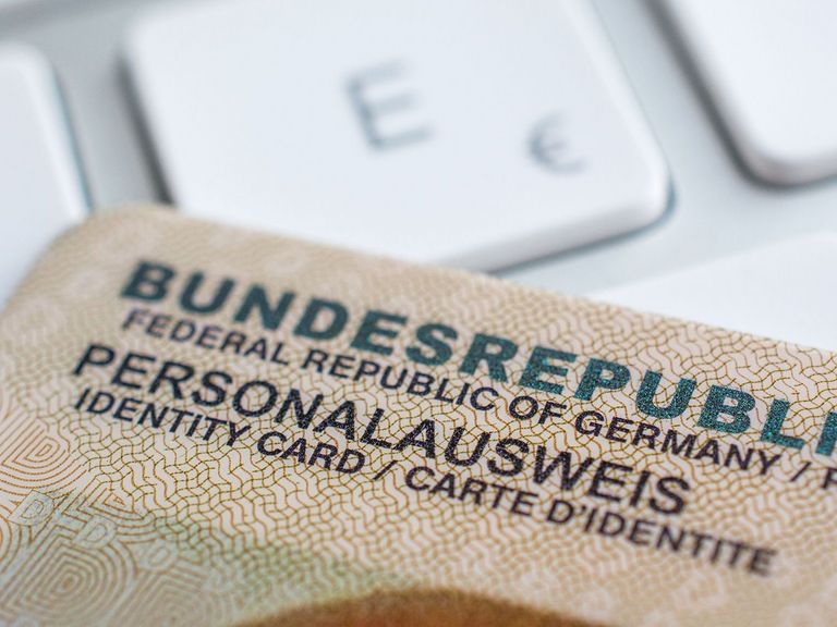 Ausschnitt von einem deutschen Personalausweis auf einer Computertastatur