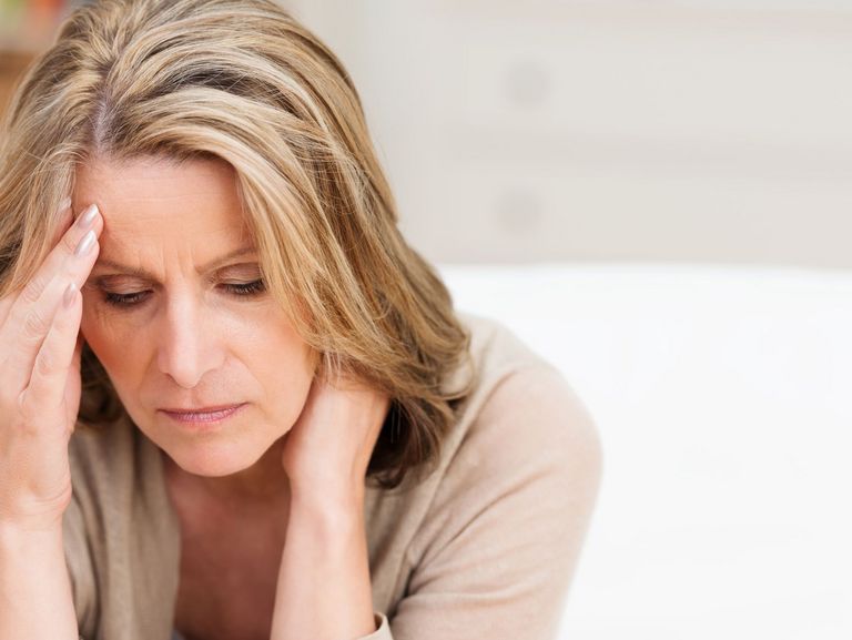 Frau leidet unter starken Kopfschmerzen