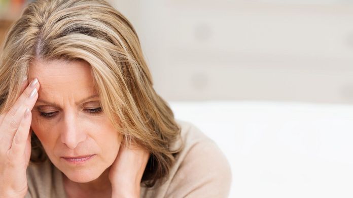 Frau leidet unter starken Kopfschmerzen
