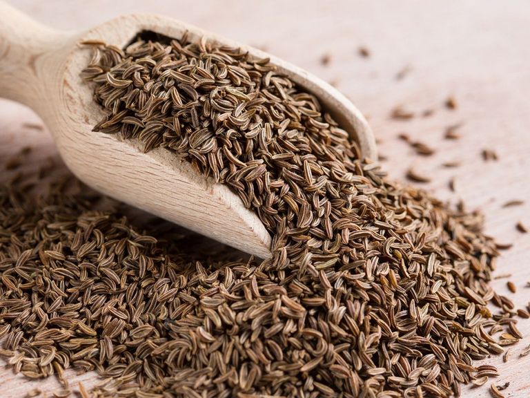 Schaufel mit Kümmel liegt auf einem Tisch