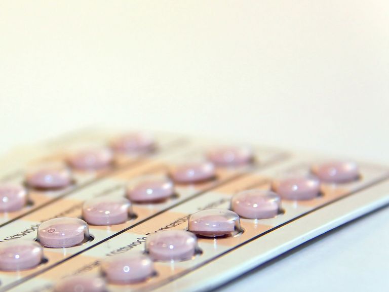 Eine Packung Antibabypillen liegt auf einem Tisch