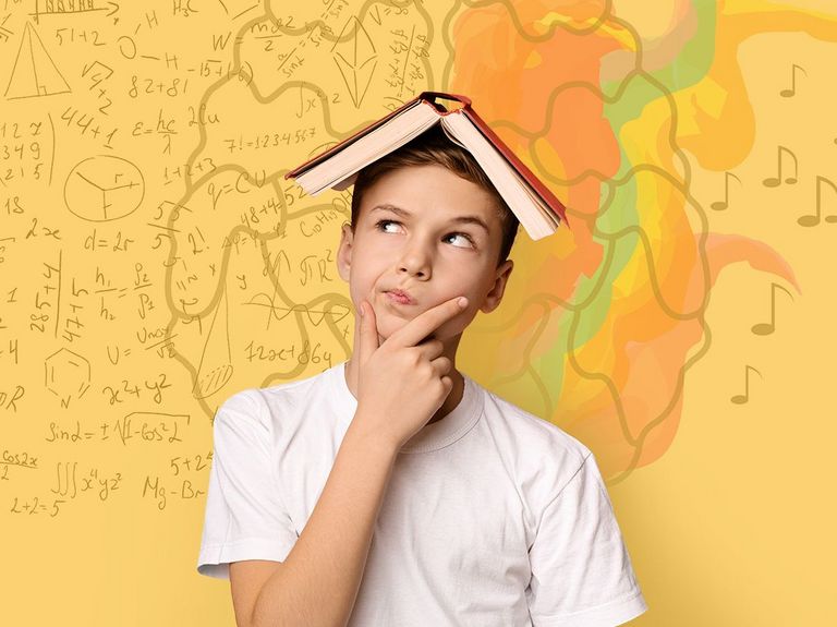 Junge mit offenem Buch auf dem Kopf und nachdenklicher Pose