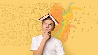 Junge mit offenem Buch auf dem Kopf und nachdenklicher Pose