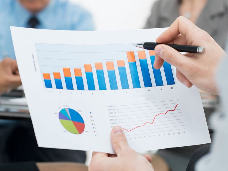 Frau prüft Statistikgrafiken